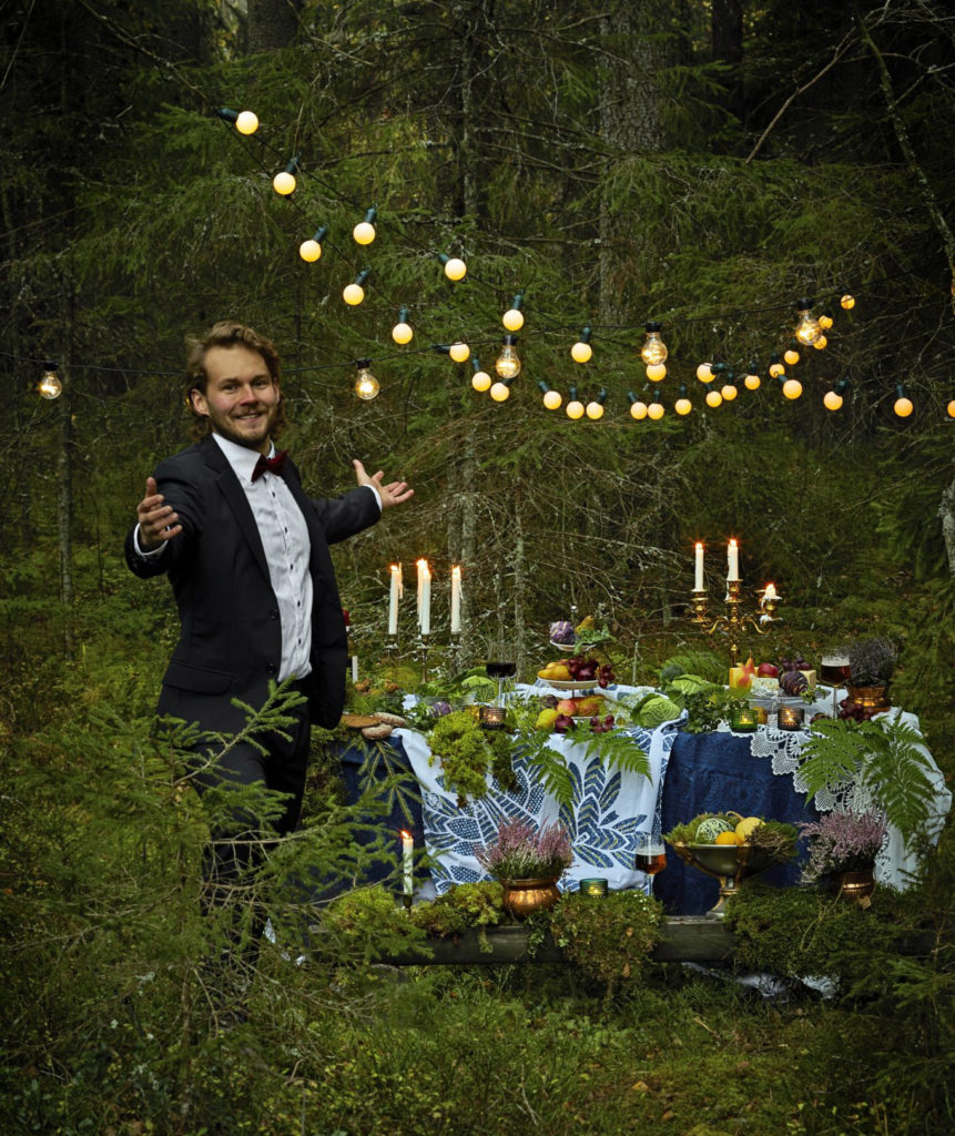Suomen luonnon päivän juhlakattaus metsässä.